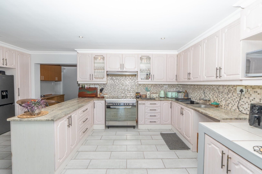 7 Bedroom Property for Sale in Myburgh Park Western Cape